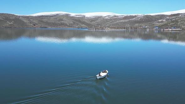Buzlar çözüldü, balıkçılar sandallarıyla Çıldır Gölü'ne açıldı