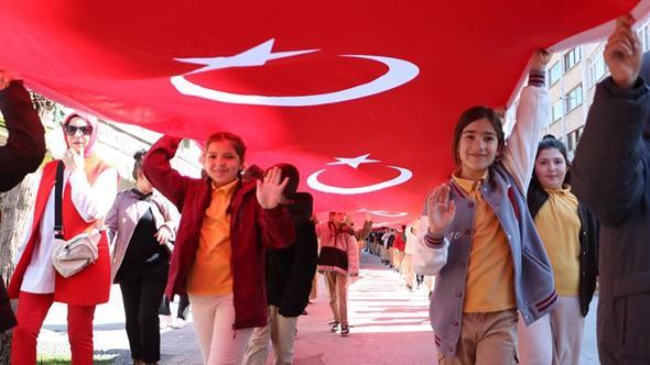 Öğrenci ve velileri ile öğretmenler 200 metrelik Türk bayrağıyla yürüdü