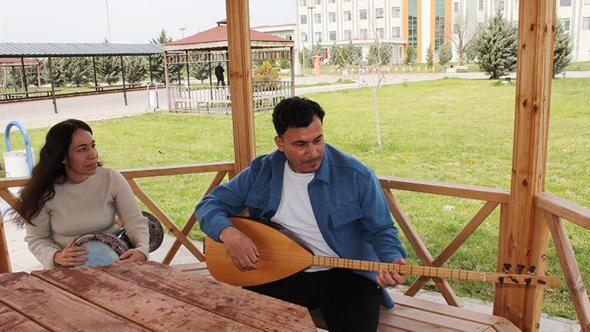 Yüzde 90 görme engelli kardeşler hem okuyor hem de müzisyenlik yapıyor