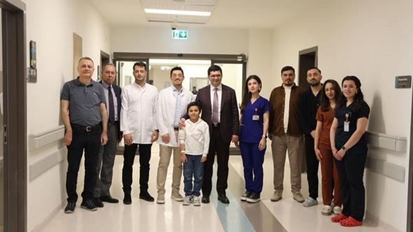 Kasığından alınan doku nakliyle ayakkabı giyip koşmaya başladı