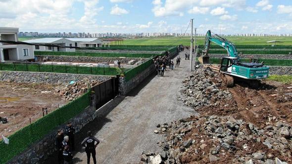 Diyarbakır’da mera alanına yapılan 13 kaçak yapının yıkımına başlandı