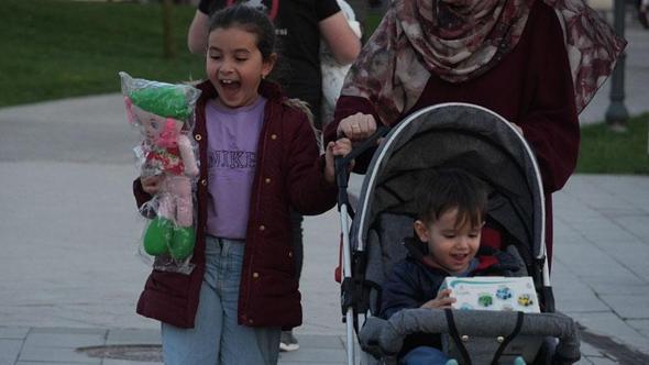 Düşen oyuncaklar çocuklara bayram hediyesi oldu