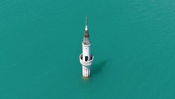 Baraj doldu, eski mahalleden geriye sadece minarenin bir bölümü kaldı