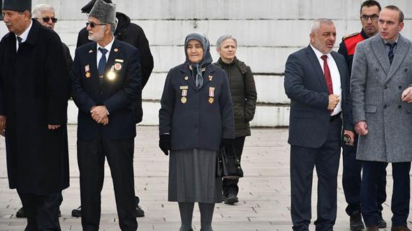 Gazi eşinin vasiyetiyle 10 yıldır tüm resmi törenlere katılıyor