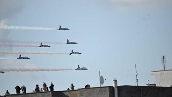 Çanakkale'de Türk Yıldızları'ndan gösteri uçuşu