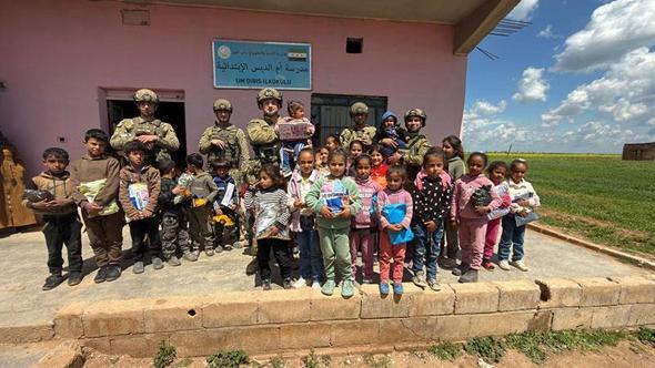 Mehmetçikten Barış Pınarı Harekat bölgesindeki çocuklara '23 Nisan' hediyesi