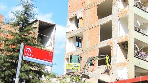 Bina yıkılınca, bitişikteki apartmanın bazı odalarının duvarının yapılmadığı ortaya çıktı