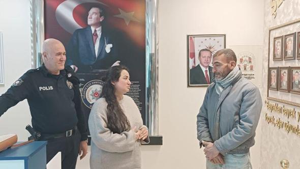 Hurda toplarken bulduğu para ve çeklerin olduğu çantayı sahibine teslim etti