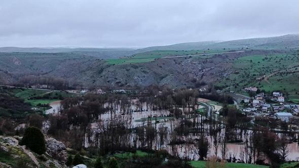 Kızılırmak taştı, köyde ev ve ahırları su bastı