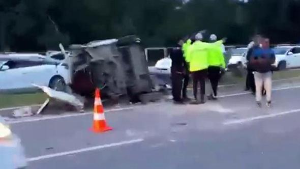 Mersin’de kazanın ardından aydınlatma direğine çarpan otomobil ikiye bölündü: 4 yaralı