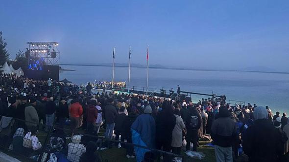 Anzak askerler Gelibolu'da 'Şafak Ayini' ile anıldı