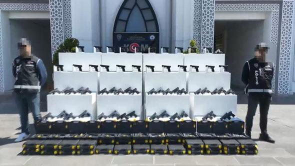 Durdurulan minibüste 60 tabanca ile mühimmat ele geçirildi