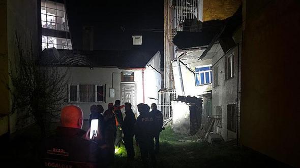 Sivas'ta 2 katlı müstakil ev yan yattı