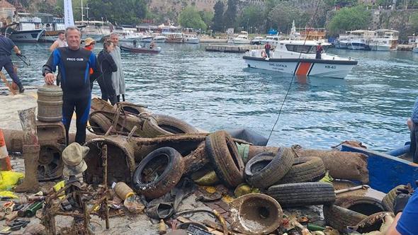 Denizden 5 ton atık çıkarıldı