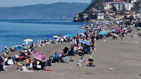 Düzce’de plajda hafta sonu yoğunluğu