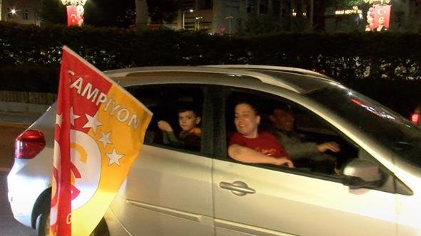 Galatasaray taraftarları, derbi galibiyetini Kızılay Meydanı'nda kutladı