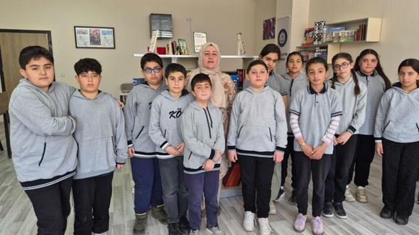 Depremde kaybettiği kızı ve damadı için kütüphane kurdu