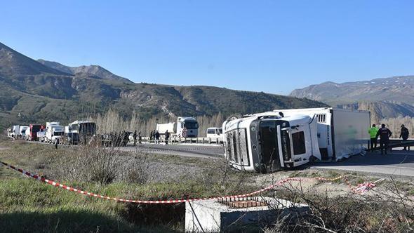 Sivas'ta TIR'ın devrildiği kaza nedeniyle ulaşım aksadı