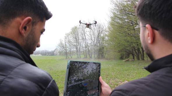 Zirai dron kullanan öğrenciden, üniversitede arkadaşlarına uygulamalı ilaçlama ve gübreleme eğitimi