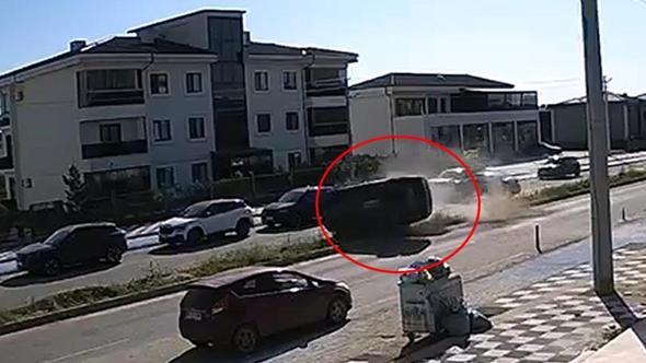 Otomobilin, başka bir araca çarpıp taklalar attığı kaza kamerada: 2'si çocuk, 5 yaralı
