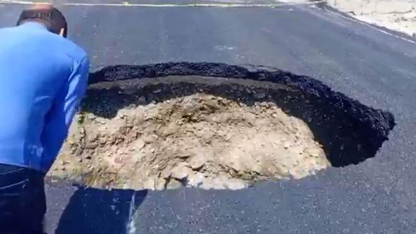 Çökme sonrası onarılan yolda çukur oluştu