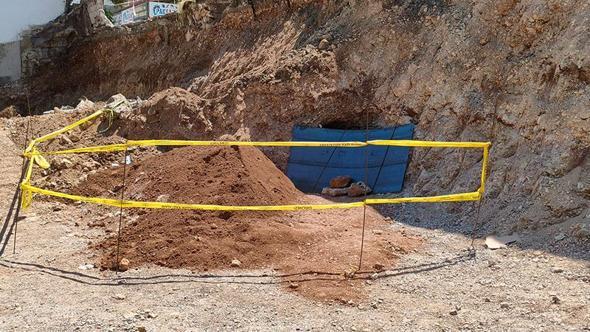 Hatay'da belediyenin kazısında kaya mezarı bulundu