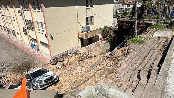 İstinat duvarı çöktü; park halindeki otomobil, okulun bahçesine sürüklendi
