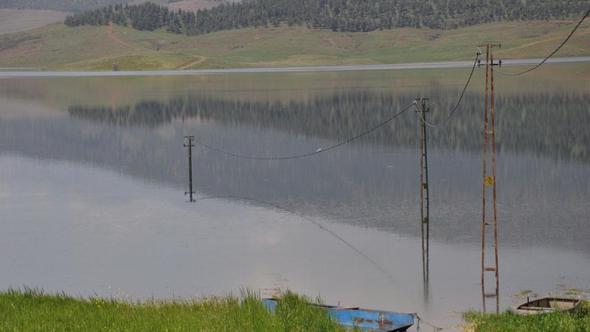 Tahtaköprü Barajı kıyısındaki elektrik direkleri, 52 yıl sonra ilk kez suya gömüldü