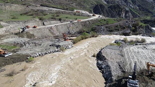 TSK, heyelanın kapattığı Hakkari-Van yolunda panel köprü kuruyor