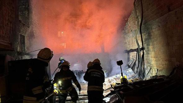 Hurdalıkta çıkan yangın bitişikteki binalara sıçradı