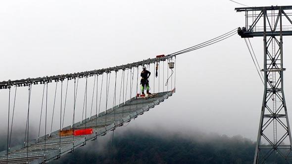 Türkiye'nin en büyük teleferiğinde zorlu bakım çalışması