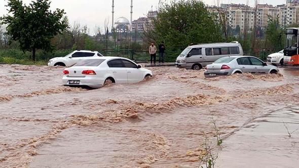 Gaziantep’te sağanak ve fırtınada çatılar uçtu, ağaçlar devrildi: 23 yaralı