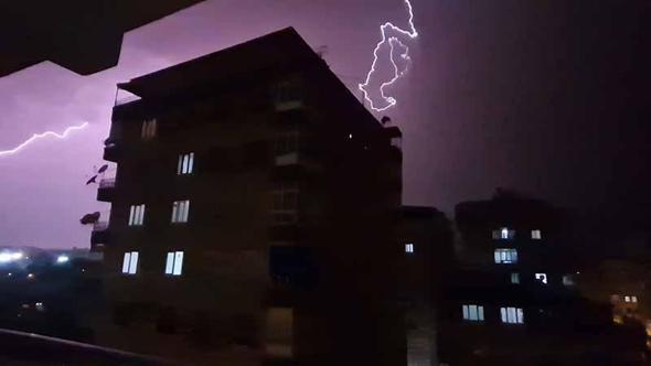 Diyarbakır ve Batman’da şimşekler geceyi aydınlattı; yollar suyla doldu