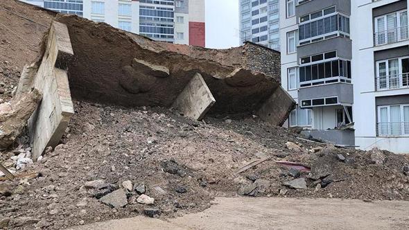 Tokat’ta istinat duvarının çökme anı kamerada