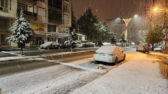 Afyonkarahisar'da 11 ilçede eğitime 'kar' engeli; ulaşımda aksamalar yaşandı