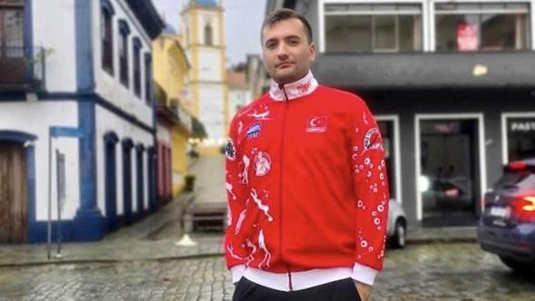 Milli sporcu boynuna olta iğnesi saplanan deniz kaplumbağasını kurtardı