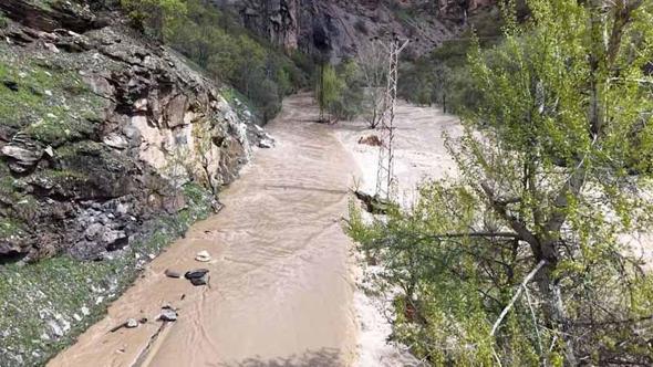 Munzur çayı taştı, kara yolu trafiğe kapandı