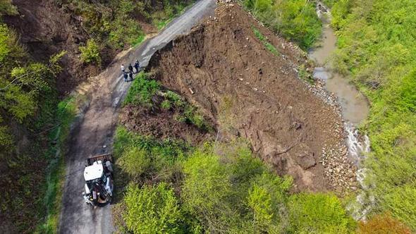 Ordu'da yaşanan heyelan nedeniyle yollarda çökme oluştu