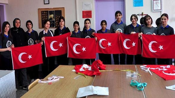 Moda tasarımı öğrencileri, 19 Mayıs için Türk bayrağı dikiyor