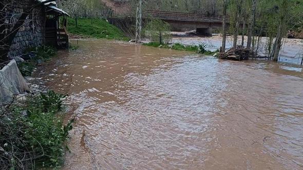 Şırnak’ta Habur Çayı taştı, ev ve ahırları su bastı