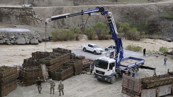 TSK’dan Hakkari'de heyelan bölgesine 40 metrelik köprü