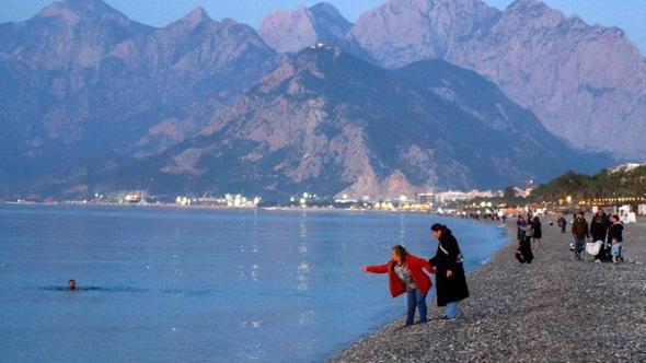 Antalya'da Hıdırellez dilekleri, günün ilk ışıklarıyla suyla buluştu