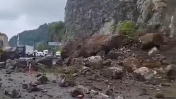 Artvin’de heyelan; yol ulaşım kapandı