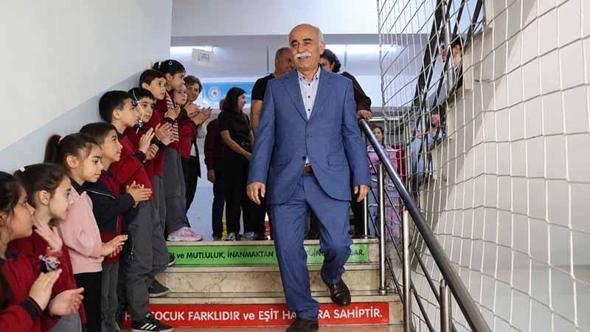 Emekliye ayrılan 47 yıllık öğretmeni 'Hatıran Yeter' şarkısıyla uğurladılar