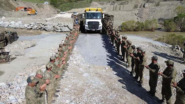 TSK'nın Hakkari'de heyelan bölgesine kurduğu panel köprüden ilk araç geçişleri yapıldı