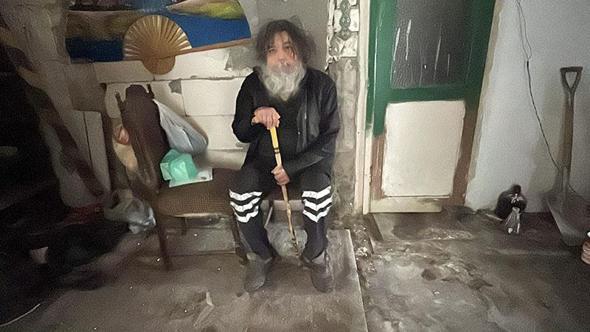 Çöp evden çıkarılıp, barınma merkezine yerleştirildi; görünümü değişti