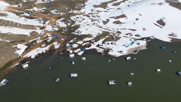 Erciyes'te kar erimeye başladı; kuruyan gölün etrafındaki karavan ve çadırlar su altında kaldı