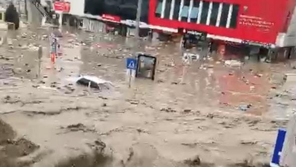 Samsun’da sağanak sele dönüştü