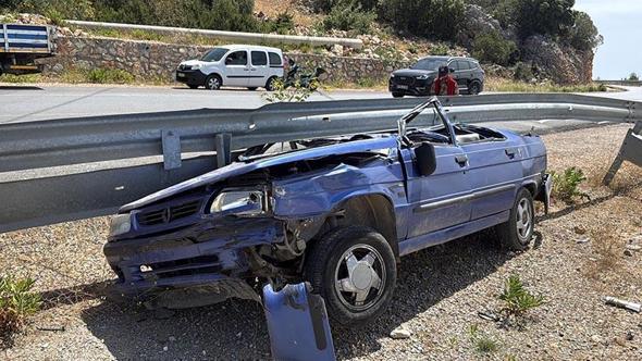 Bariyerlere çarpıp üst tavanı tamamen ezilen araçtan sağ çıktı