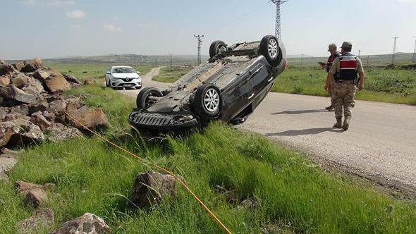 Kilis'te otomobil refüje devrildi; 5 yaralı